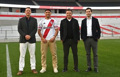 Maxi Salas con la camiseta de River: en la foto con Jorge Brito, Marcelo Gallardo y Stéfano Di Carlo, en su presentación