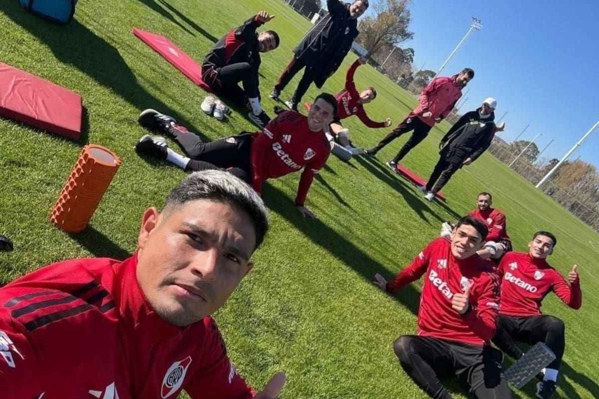 Maxi Salas, en la selfi junto al grupo de jugadores de River que fueron marginados del plantel