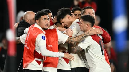 Maxi Salas festeja con sus compañeros; el delantero se redimió de su error en el penal y abrió la cuenta para la goleada de River