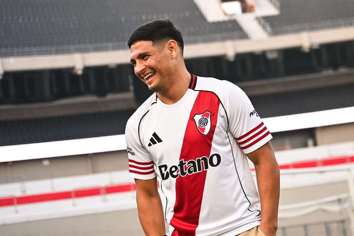 Maxi Salas tras la firma del contrato este viernes por la tarde: el delantero se puso la camiseta número 7 y todo indica que debutará como titular ante Platense