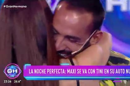 Maxi y Juliana, enamorados afuera de la casa (Foto: Captura de video)