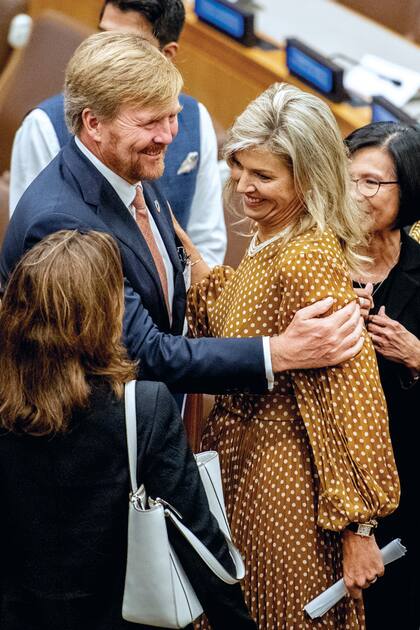 Siempre sonriente, Máxima, con un vestido midi de la marca australiana Zimmermann, recibe la felicitación de su gran amor, el soberano de los Países Bajos.