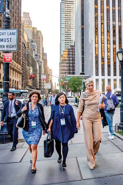 Junto al rey Guillermo Alejandro, Máxima encabezó la delegación de los Países Bajos en las Naciones Unidas. Siempre elegante, llegó a la 74a Asamblea vestida con un outfit compuesto de pantalón y top color camel, que lució con el pelo recogido en un ponytail.