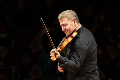 Maxim Vengerov debutó en público a los cinco años y desarrolló una carrera internacional con más de 3000 conciertos en algunas de las principales salas del mundo