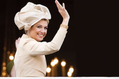 Regalos de amor reales. En la foto, Máxima de Holanda luce su anillo con un diamante naranja que le regaló el rey Guillermo Alejandro para honrar sus raíces como heredero de la casa de los Orange.