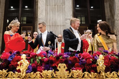 Máxima brinda con el presidente de Finlandia, Alexander Stubb, y Guillermo Alejandro hace lo propio con la primera dama finlandesa, Suzanne Innes-Stubb, durante el banquete en el Salón de Estado del Palacio Real de Ámsterdam