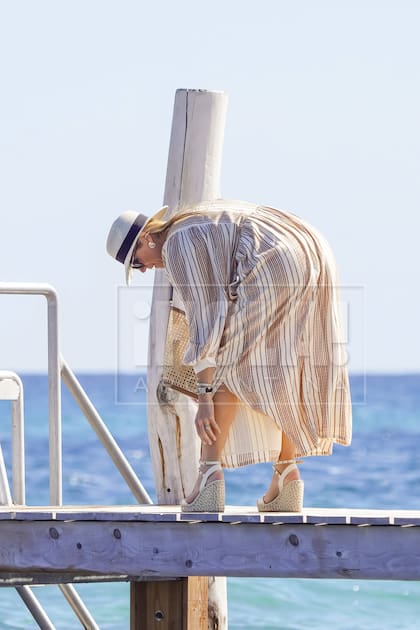 Máxima, cancherísima, en el exclusivo muelle que el Club 55, el más top de Saint-Tropez, tiene en la playa de Pampelonne.