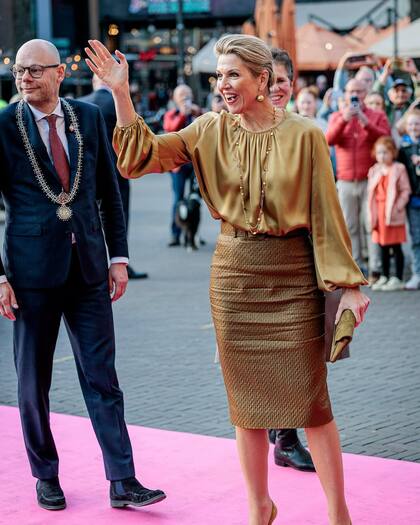 Máxima combinó la blusa con una falda tubo y accesorios dorados (Foto: Instagram @koninklijkhuis / @queen.maxima)