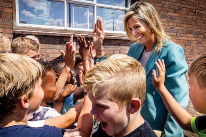 Máxima con los chicos de la Fundación Mind Us, de la que es presidenta honoraria, que promueve la salud mental en los jóvenes.