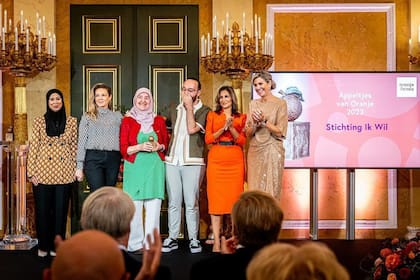 Máxima con los ganadores de la Manzana de naranja