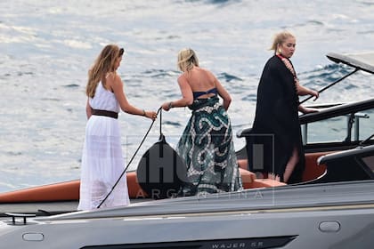 Máxima con sus mejores tripulantes, sus hijas, quienes -al igual que ella- son princesas todo terreno.
