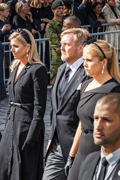 Máxima de los Países Bajos eligió un vestido midi de crêpe y lana con detalles en satén de Alessandra Rich, y caminó solemne junto al rey Guillermo Alejandro y su hija, la princesa heredera Amalia
