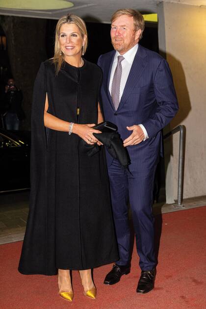 Máxima eligió un abrigocapa de Natan –los stilettos son de la misma
casa– y clutch Gianvito Rossi.