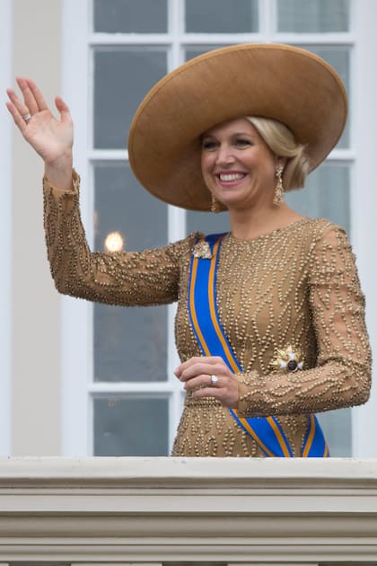 Máxima en el balcón del Palacio
de Noordeinde durante el Prinsjesdag,
en 2013, con accesorios que inspiraron
a su imitador