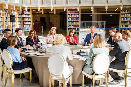 Máxima en la mesa redonda contra la violencia de género.