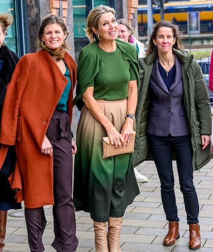 Máxima estrenó el outfit en enero cuando visitó la Fundación Join Us en Bolduque, en la provincia de Brabante Septentrional (Foto: Instagram @queen.maxima / @koninklijkhuis)