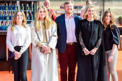 Máxima, Guillermo y Ariane, su hija más pequeña, quedarán viviendo solos en el palacio luego de las vacaciones en Grecia