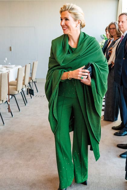 Máxima impactó con un set monocromático y con brillos compuesto por top, pantalón ancho y chal de Jan Taminiau. Lo acompañó con stilletos Gianvito Rossi, clutch de Natan y un anillo con esmeralda y brazalete con eslabones de oro