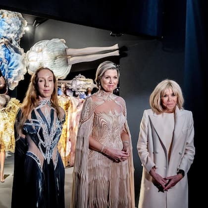 Máxima junto a Brigitte Macron e Iris van Herpen