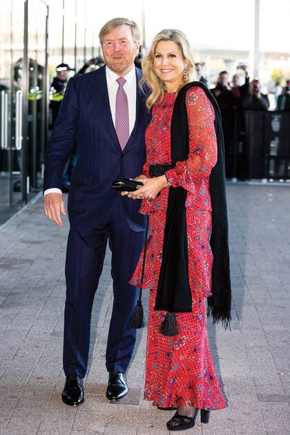 Máxima llevó un vestido con volados de Rebecca de Ravenel que ya había usado en 2019. Lo completó con clutch y sandalias con plataforma de Gianvito Rossi.