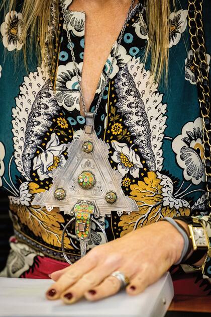 Máxima lució un maxicollar de plata y piedras de estilo tribal, típico de Marruecos.
