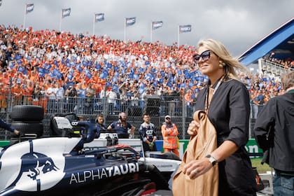 Máxima lució un mono satinado de Max Mara y una campera biker de cuero napa de Massimo Dutti.