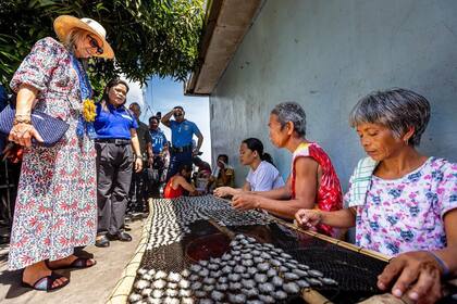 Máxima lució un vestido vintage de Vanessa Seward x Bloom Paris y le sumó a un guiño argentino: una cartera tejida confeccionada por un grupo de mujeres de un barrio vulnerable de Loma Hermosa que se vende a través de LH Handmade, una iniciativa de Construyendo Ar.