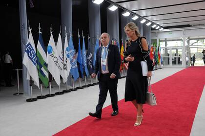 Maxima mostró hombros, pero no tanto. Con un vestido con sustracción y volados asistió a la Cumbre.