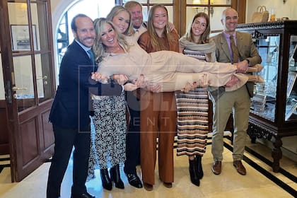 Máxima optó por un mono de Elie Saab con cuello camisero, cintura marcada y mangas
abullonadas con calado cerca de los puños. La Reina dejó su minibag de rafia. los anteojos de sol
y su trago apoyados sobre una de las vitrinas del lugar para posar divertida.