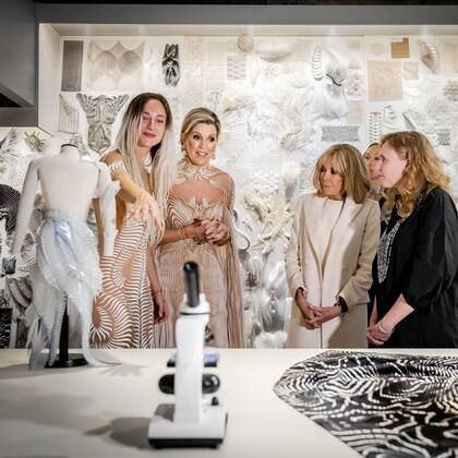 Máxima recorre la exposición junto a Brigitte Macron
