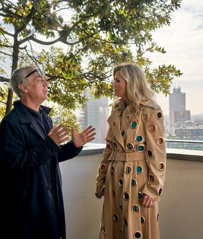 Máxima recorrió Milán con su increíble tapado con agujeros