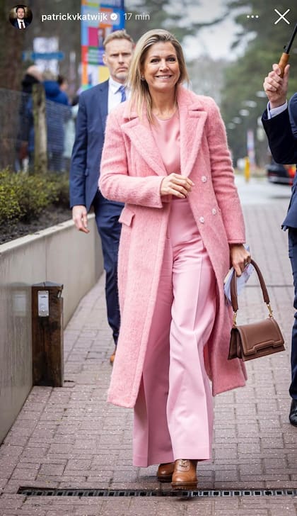Máxima retomó la tendencia del Barbiecore y se lució con un tapado de lana, una blusa y un pantalón tiro alto, todo en rosa (Foto: Instagram @koninklijkhuis)