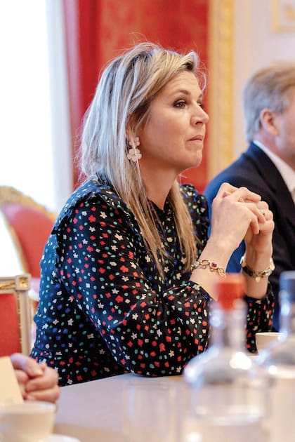 Máxima se enamoró de estos pendientes -de diseño español- en marzo de 2022 y los usó en dos ocasiones.