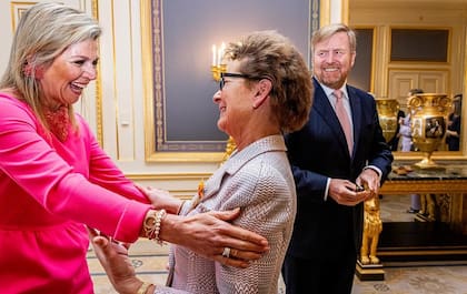 Máxima se lució con un vestido fucsia y joyas a tono (Foto: Instagram @patrickvkatwijk)
