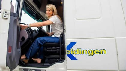 Máxima se quitó los zapatos para controlar mejor los pedales del vehículo