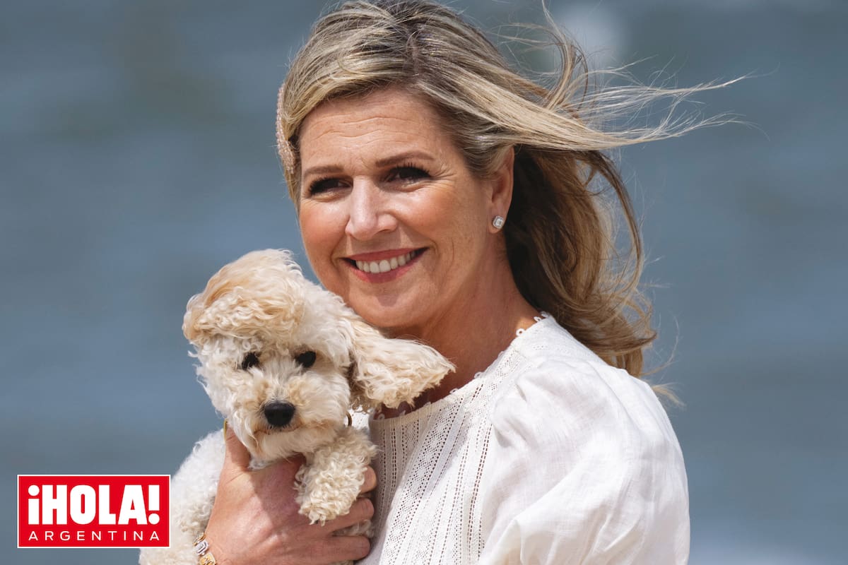 Máxima sonríe con su mascota en brazos, el caniche que le regalaron para su cumpleaños número 50 y que rápidamente se convirtió en su consentido.