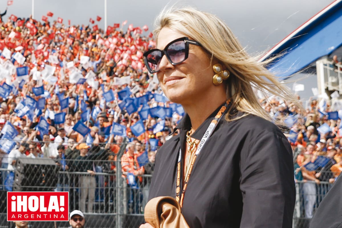 Máxima sumó dos accesorios que no pasaron desapercibidos: anteojos de sol Tom Ford y aros de oro y perlas, de Mercedes Robirosa.