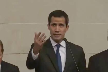 Máxima tensión en Venezuela: en medio de incidentes, Guaidó entra al Parlamento