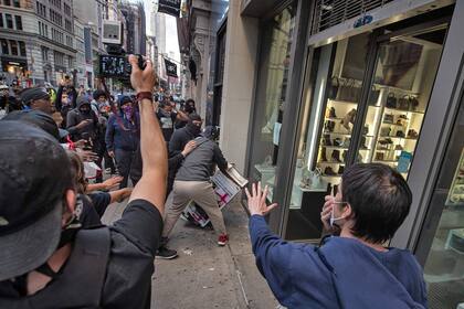 Saqueos en comercios y corridas sobre la Quinta Avenida en Nueva York