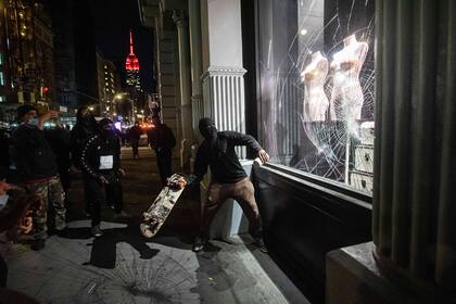 Las fuerzas de seguridad federales empezaron a avanzar contra los manifestantes con gases lacrimógenos y balas de goma.