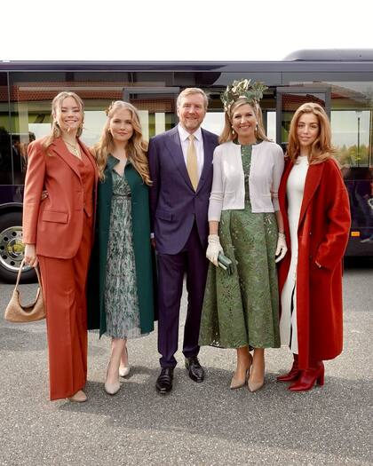 Máxima usó el vestido verde para celebrar el Día del Rey el 27 de abril de 2024; en dicha ocasión lo combinó con un tocado de mariposas (Foto: Instagram/@koninklijkhuis)