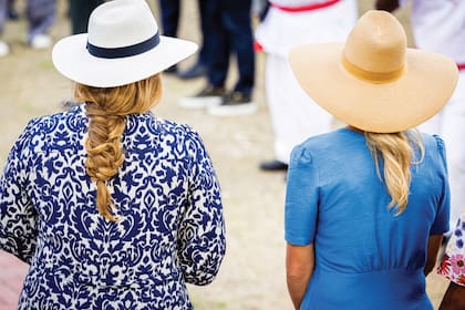 Máxima y Amalia llevaron el pelo recogido.