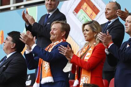 Máxima y el rey Guillermo en un partido de la Copa de Europa