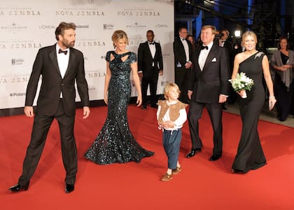 Máxima y Guillermo Alejandro –por entonces príncipes– con Daniëlle Overgaag y su marido, el director de cine Reinout Oerlemans, en el estreno de su película Zembla Nova, en 2011, en Ámsterdam.