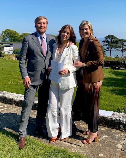 Máxima y Guillermo junto a su hija Alexia, quien posó con su diploma de Bachiller. Cabe destacar que esta es la única foto que difundió la Casa Real