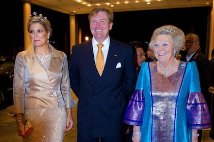 Máxima y la reina Beatriz tienen una excelente relación. Aquí, junto a Guillermo en la última gira juntos por Asia.