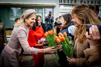 Máxima y Letizia en el LAB6, un centro dedicado a la salud mental de jóvenes entre 12 y 23 años en el que se organizan planes deportivos y culturales. Para esta jornada, la reina neerlandesa eligió una propuesta de Claes Iversen con un gran cinturón. Letizia, por su parte, apostó por un equipo de vestido y tapado de Carolina Herrera.