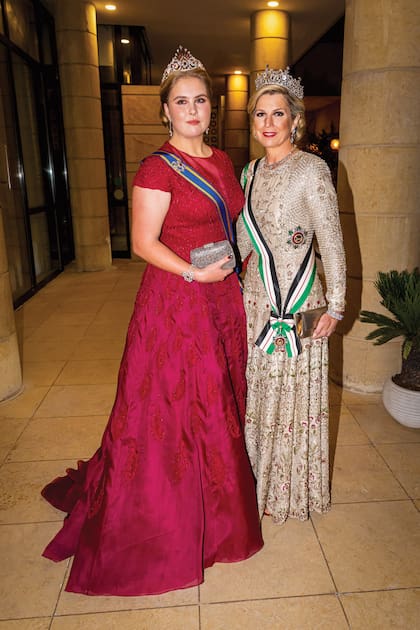 Máxima y su hija, Amalia de los Países Bajos. La princesa heredera impactó con un diseño de Jan Taminiau y se coronó con la tiara de Pavo Real. La Reina, en tanto, estrenó un traje a medida de Mahpara Khan y lo acompañó con un sobre metalizado de Dior y la tiara Stuart, la más valiosa del joyero Orange, una pieza con más de 900 diamantes (aunque prescindió del diamante Stuart, la pieza principal).