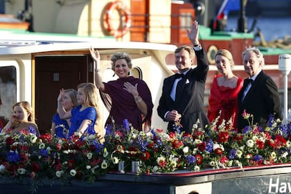 Máxima y un vestido en tonos burdeos para el paseo en barco