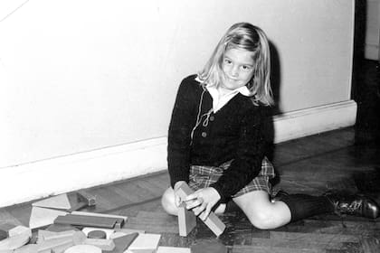 El libro muestra también parte del álbum familiar de Máxima, en sus primeros años de vida
